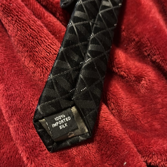 Calvin Klein Black Diamond Pattern Silk Tie - Picture 7 of 8